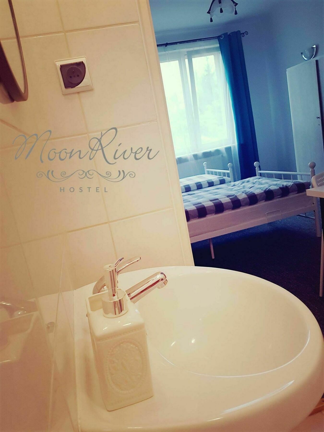 Moonriver Inn Варшава Екстериор снимка